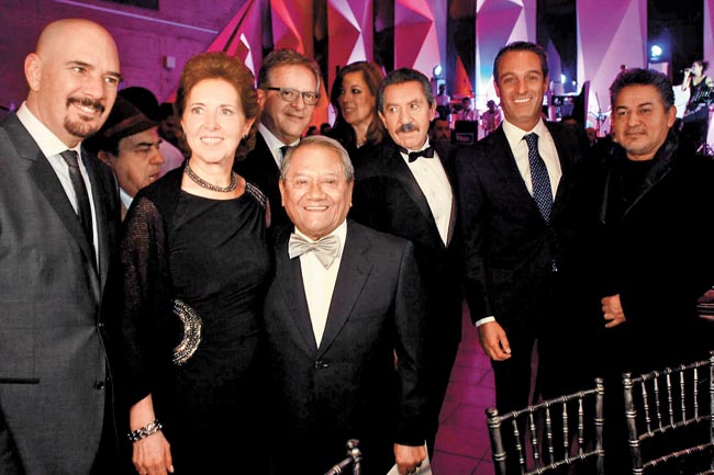 Armando Manzanero, quien es líder  de la SACM, destacó la necesidad de que el Congreso combata las descargas pirata en la red. 