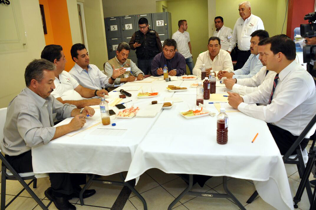 Diputados de Durango con personal de Capufe. 