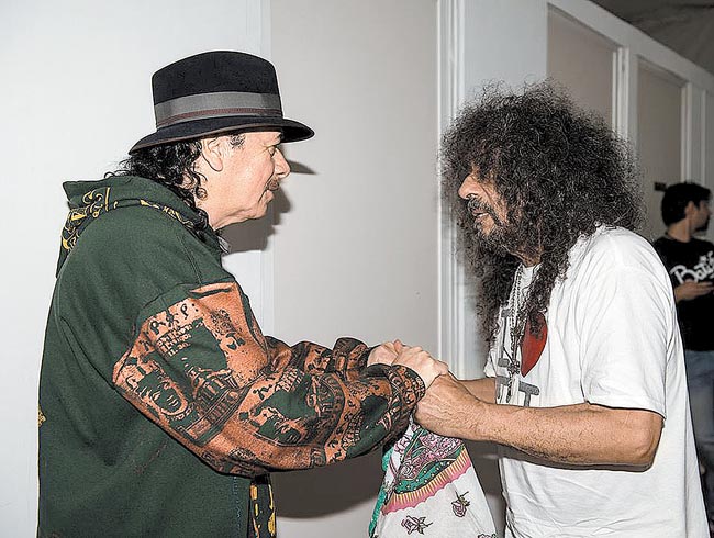 El intérprete deleitó con la guitarra, que aprendió de Javier Bátiz. 