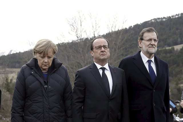 Merkel, Hollande y Rajoy visitan lugar de accidente aéreo en los Alpes