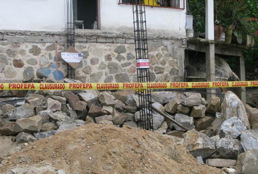 En Yelapa se encontró la construcción de cimientos rectangulares de piedra y concreto.