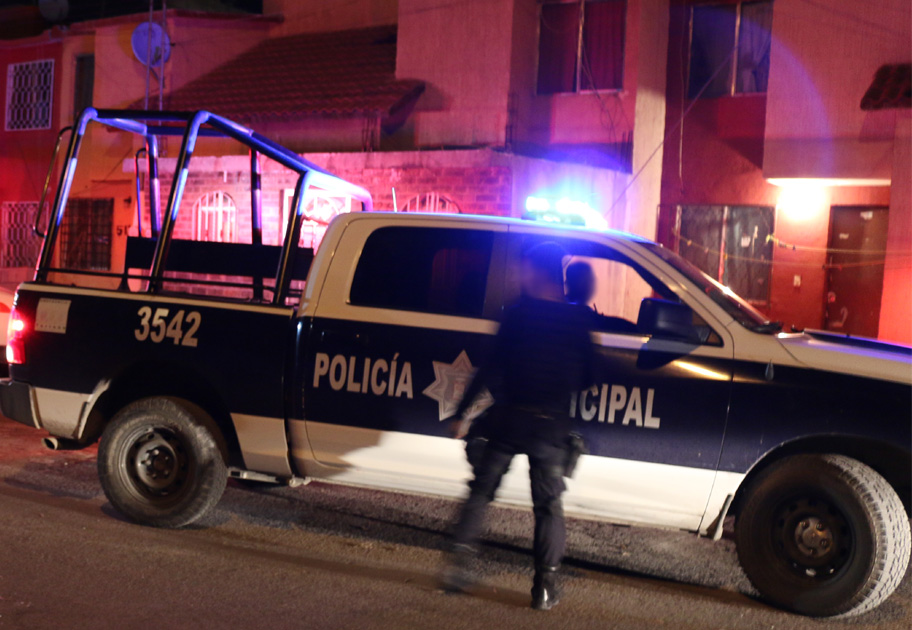 La parte afectada fue amagada con un arma de fuego, mientras un hombre y una mujer robaban la vivienda.
