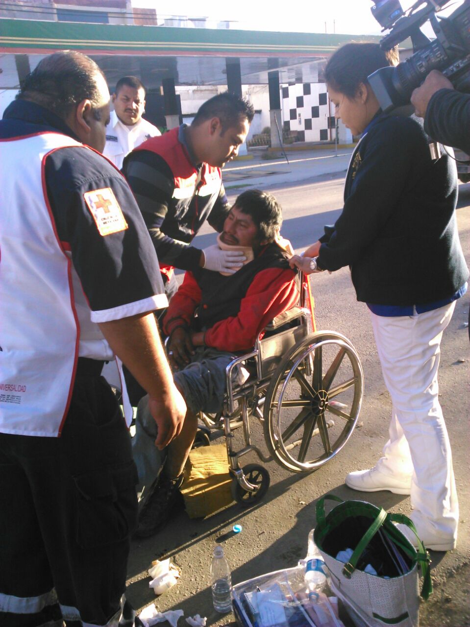 Un automóvil trató de evitar una colisión en la calle Treviño de Torreón, pero al hacerlo, terminó atropellando a un indigente en silla de ruedas.