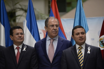 El canciller ruso Serguei Lavrov (c), entre sus pares salvadoreño, Hugo Martinez (i) y guatemalteco, Carlos Morales (d)