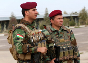 Combatientes kurdos iraquíes "peshmerga" escuchan a los asesores militares de la coalición internacional en un centro de entrenamiento en Erbil