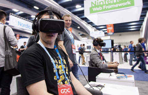 Facebook compró el año pasado las gafas de realidad virtual Oculus, que están todavía en fase de desarrollo.