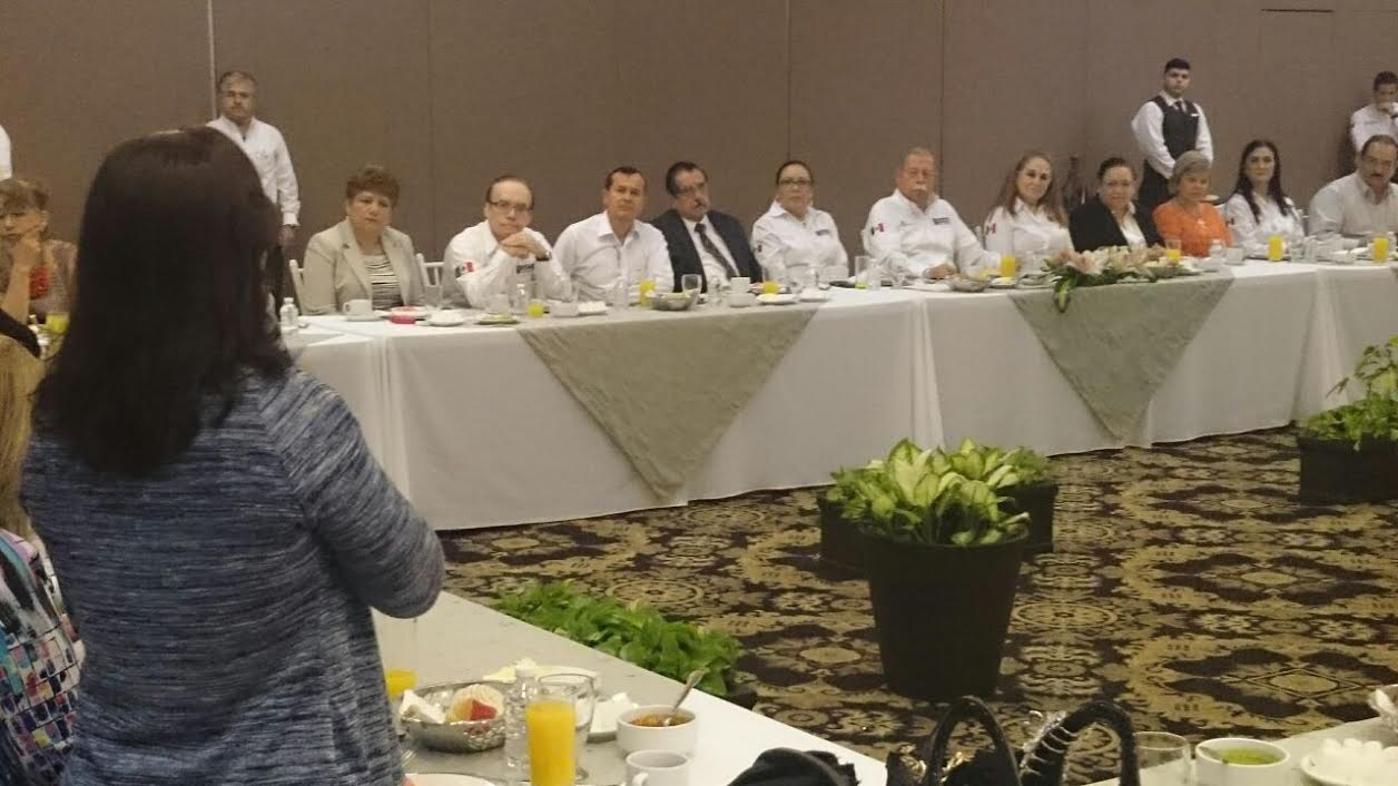El gobernador Egidio Torre se reunió con autoridades de la educación.