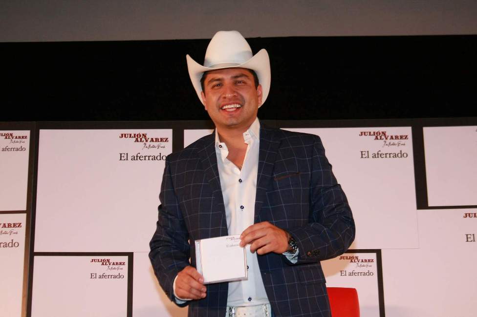 El intérprete promueve su más reciente disco, titulado 'El aferrado'. 