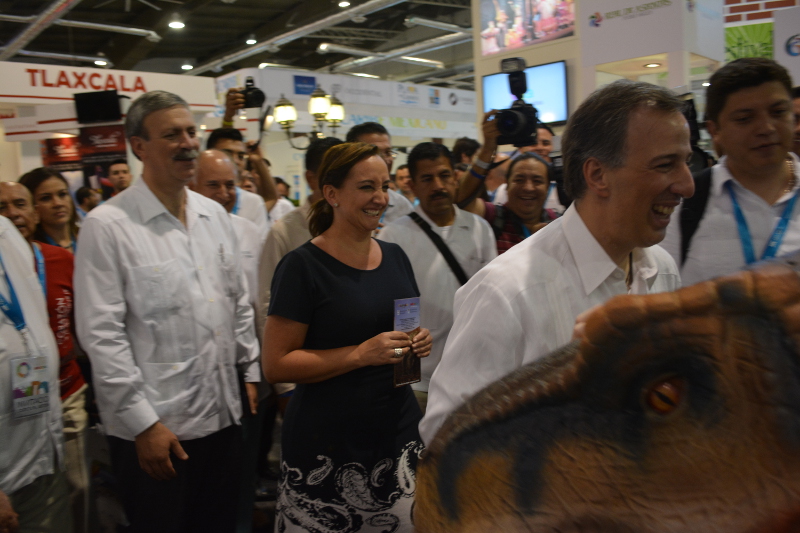 José Antonio Meade, Claudia Ruiz Massieu y Francisco González recorrieron los pabellones del Tianguis Turístico.