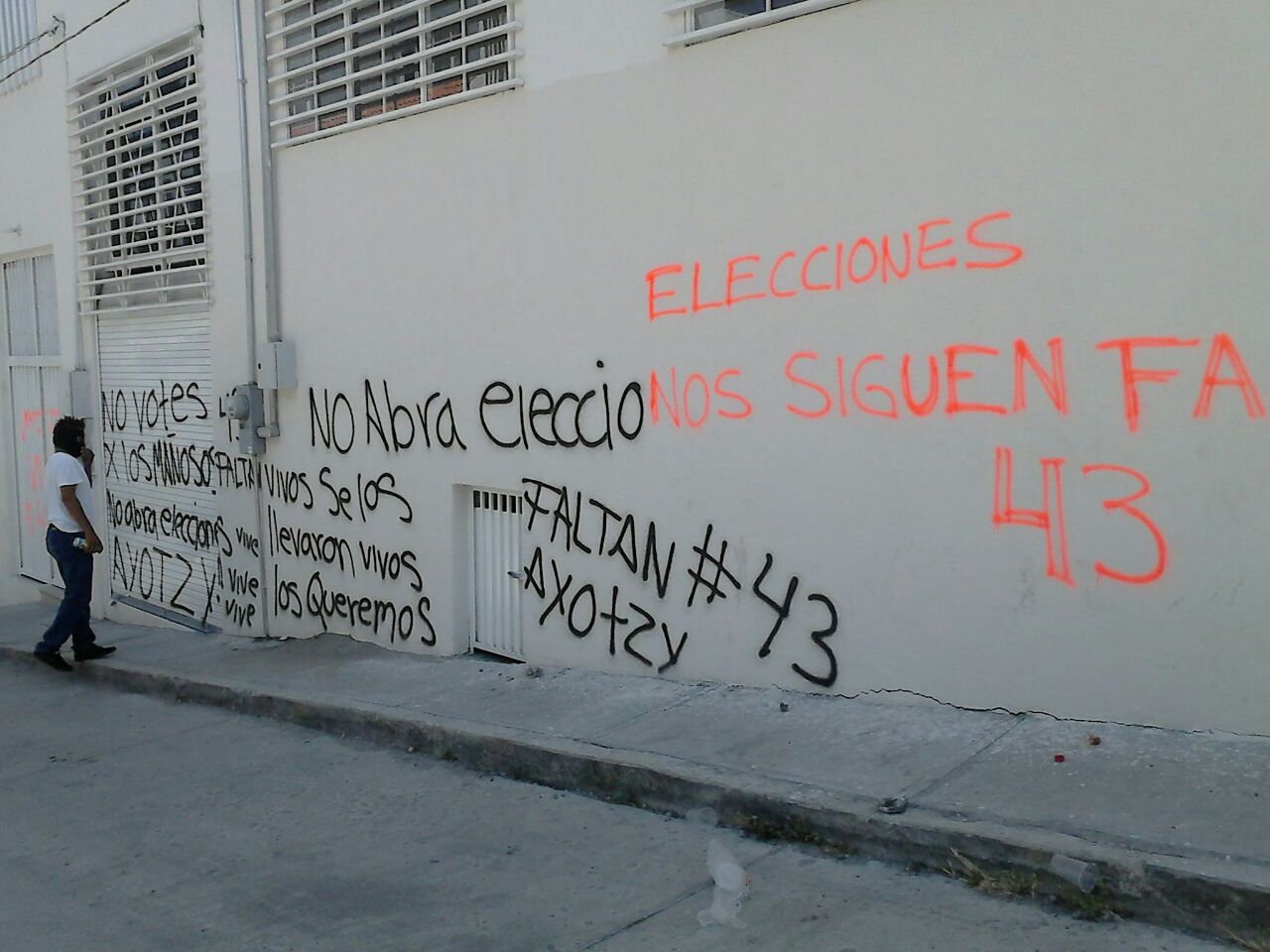 Las pintas se centralizaron en los 43 normalistas. 