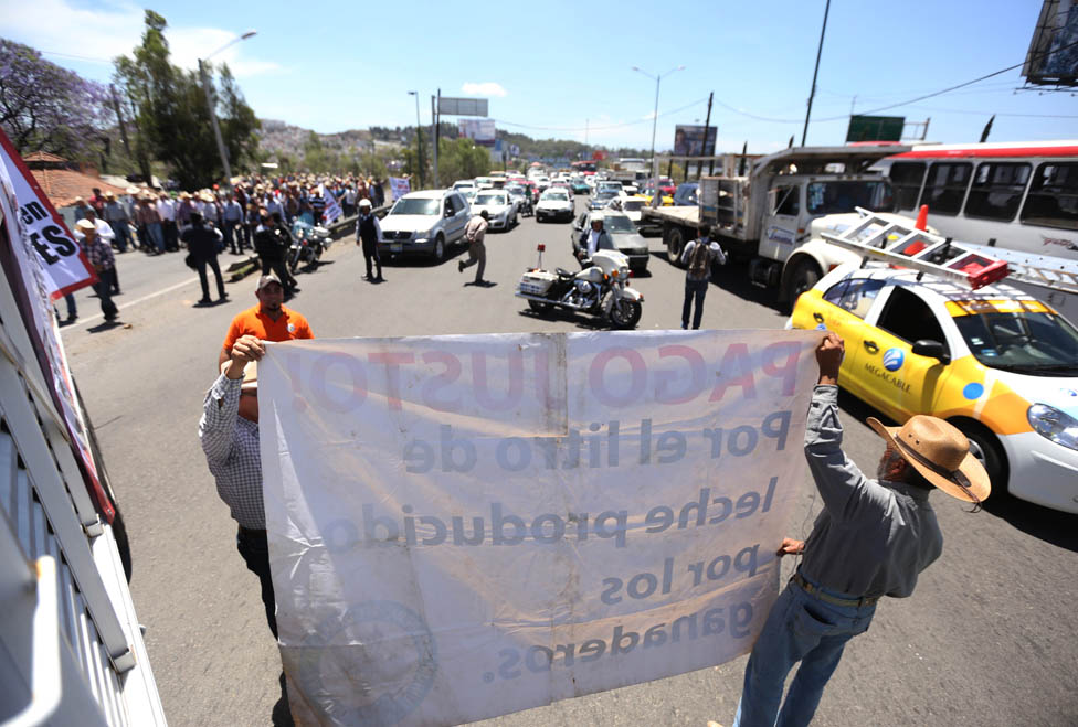 Marchan productores de leche por precio justo