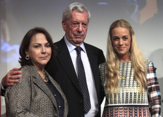 Mario Vargas Llosa (c), con Lilian Tintori (d), mujer de Leopoldo López, y Mitzy Capriles (I), mujer de Antonio Ledesma, opositores presos 