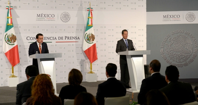Mikel Arriola y Eduardo Sánchez durante la conferencia de prensa.