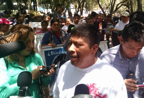 Padres de los normalistas de Ayotzinapa desaparecidos entregaron en el Instituto Nacional Electoral un documento en el que informan que no permitirán 