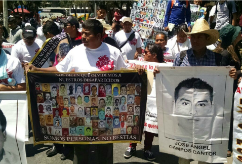 Padres de los normalistas de Ayotzinapa desaparecidos entregaron en el Instituto Nacional Electoral un documento en el que informan que no permitirán 