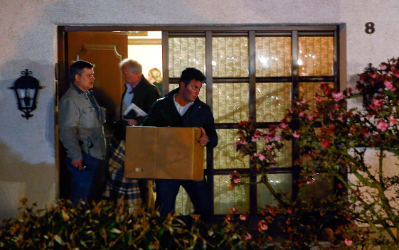 Policías salieron de la casa de los padres del copiloto Andreas Lubitz con bolsas y cajas.