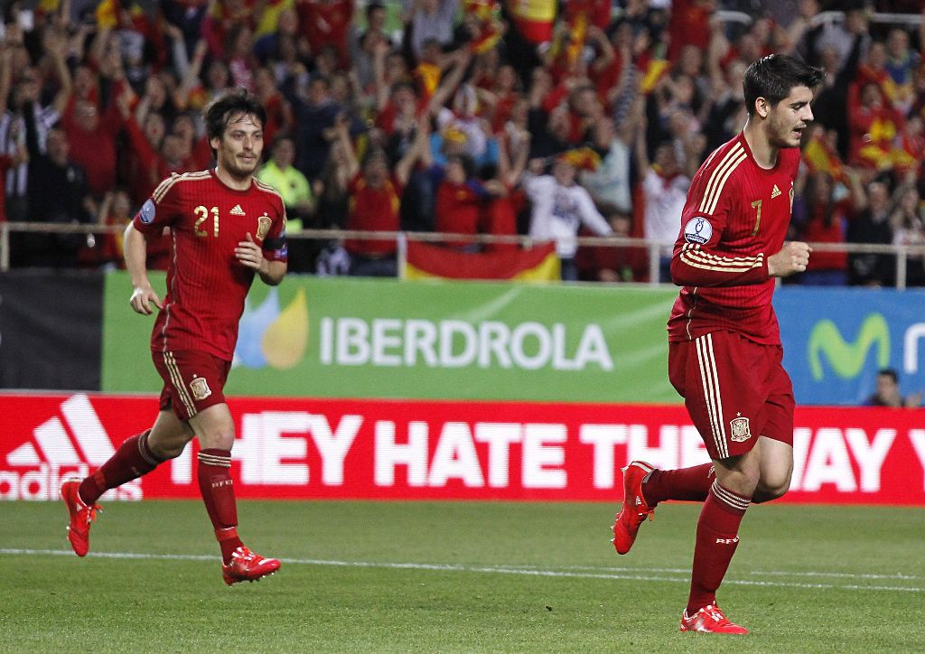 Álvaro Morata (der) anotó el único gol del partido 