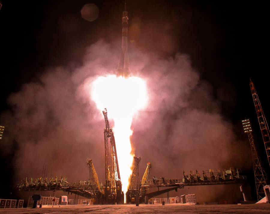 Dos astronautas rusos y uno estadunidense componen la tripulación del Soyuz.