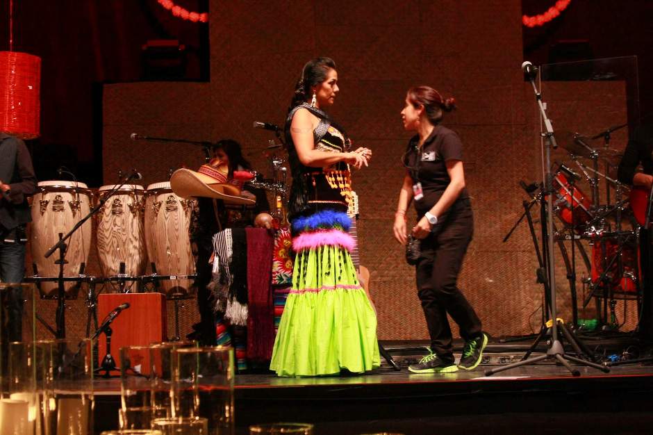 La cantante dio instrucciones acerca de los elementos que se encontraban en el escenario. 