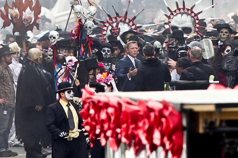 Daniel Craig caminó entre la procesión. 