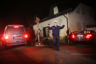 Investigadores alemanes abandonan la casa de los padres del copiloto Andreas Lubitz, en Montabaur, en el suroeste de Alemania