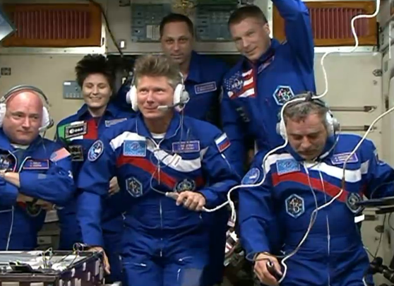 Los tres miembros actuales de la tripulación recibieron en la ISS a los astronautas que viajaron en la nave Soyuz.