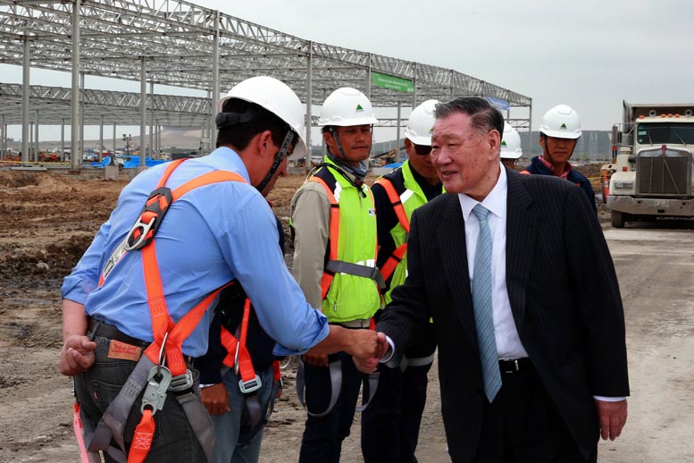 Mong-Koo Chung revisó los avances de construcción. 