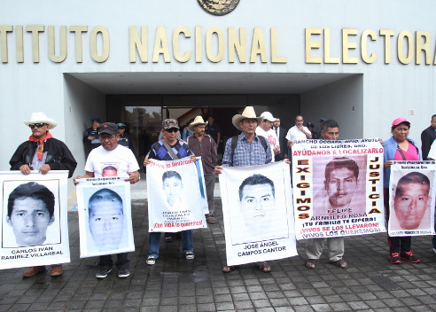 Ayer, los padres de los normalistas se reunieron en el INE con el consejero presidente. 