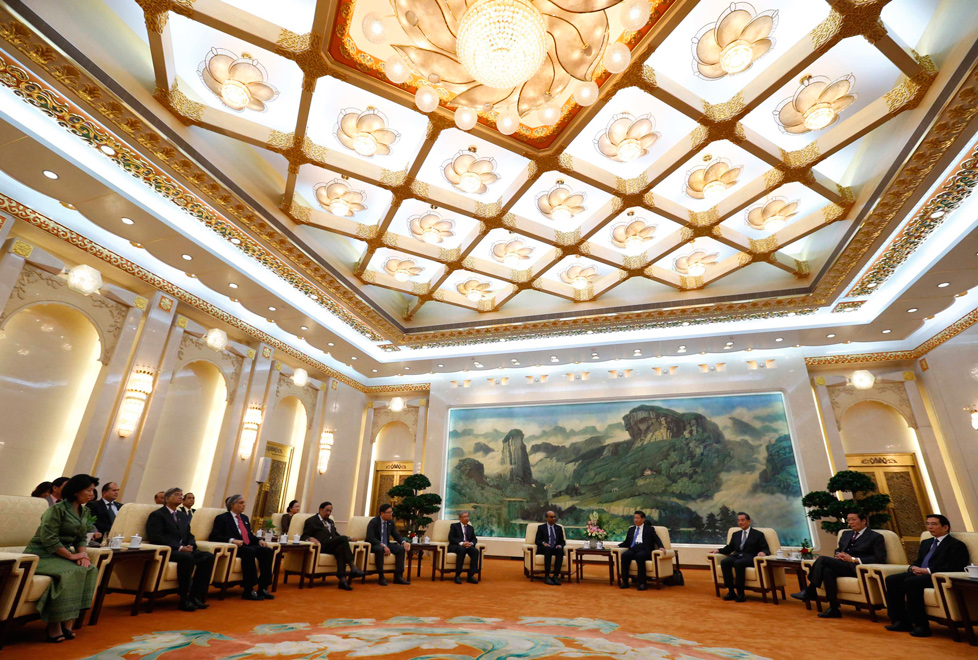 El presidente de China , Xi Jinping (cuarto de derecha a izq) se reunió con los invitados a la ceremonia de lanzamiento del Asian Infrastructure Inves