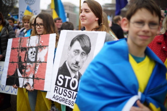 Putin, caracterizado como Hitler en una pancarta en una protesta contra la política rusa en Ucrania, ante la Casa Blanca, en Washington
