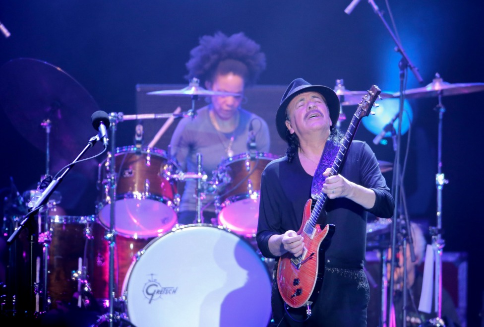 Santana se presentó en la arena VFG ante 11 mil asistentes a su concierto