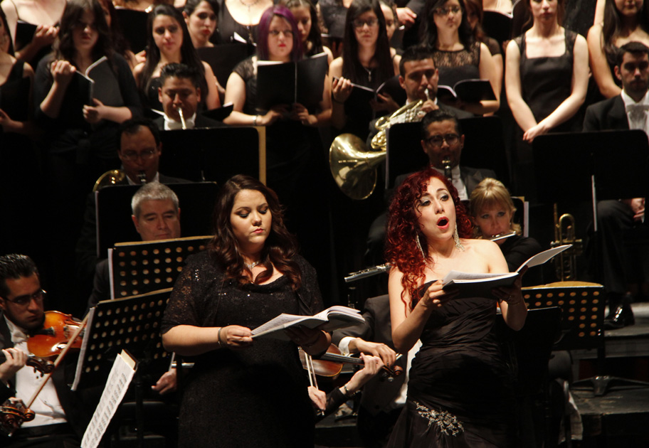 La soprano Luz Alicia Ávila y la Alto Lydia Rendón interpretaron "Quis est homo".