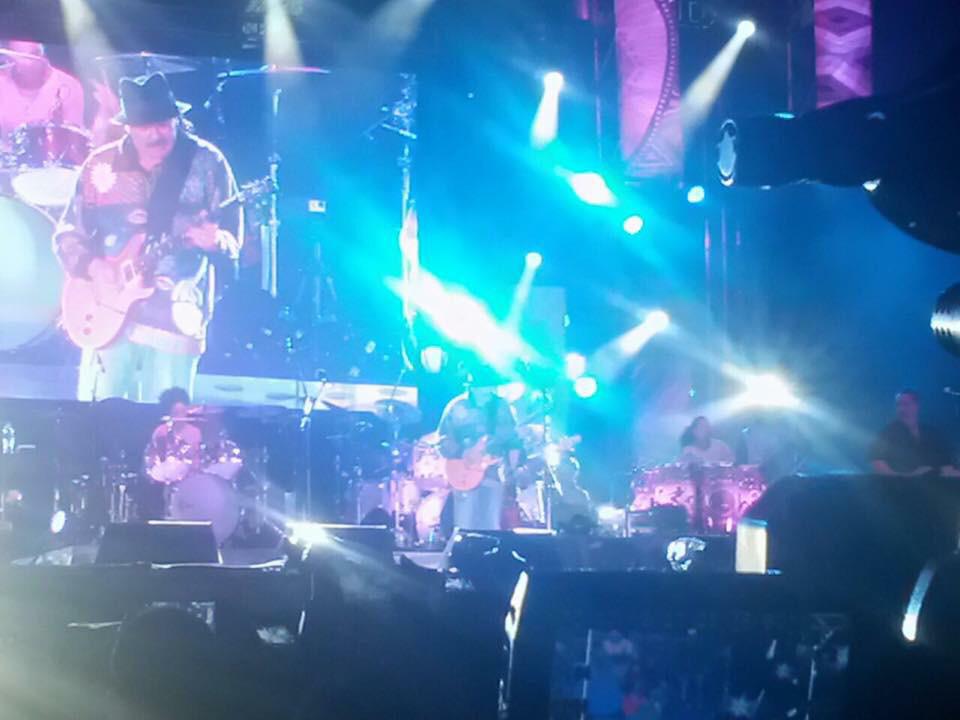 Carlos Santana con toda su banda en el Ángel de la Independencia. 