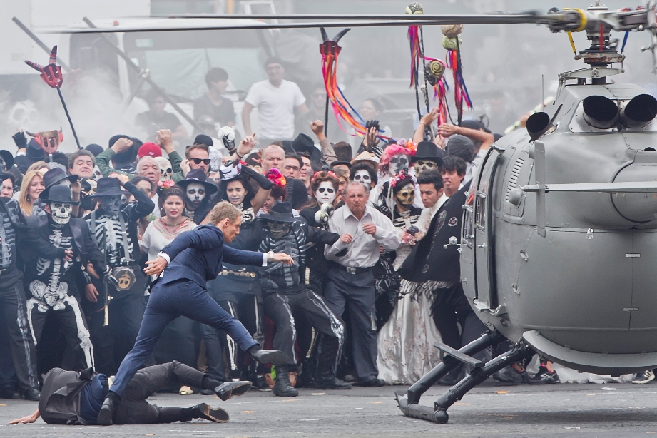 El doble de Daniel Craig realizó una escena de acción entre calaveras y catrinas. 