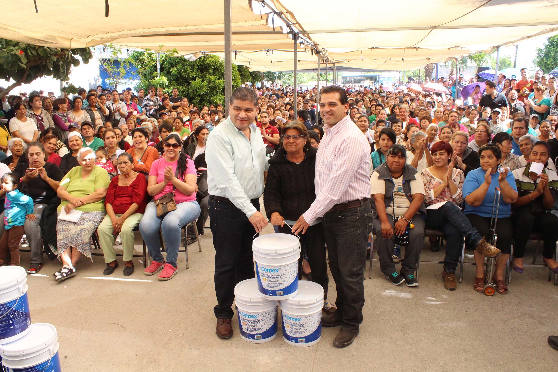 El edil benefició a dos mil hogares con una cubeta de impermeabilizante de 19 litros de excelente calidad.