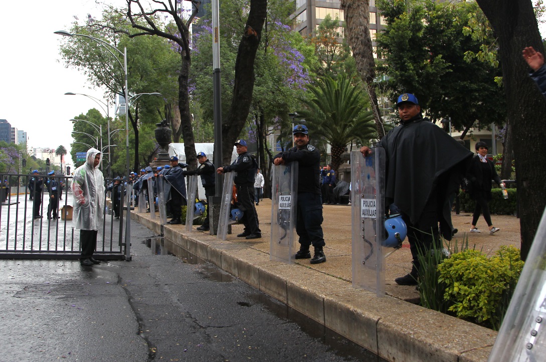 Algunos elementos de seguridad se colocaron a los costados de la avenida Reforma.