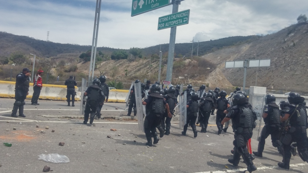 Alrededor de las 12:00 horas, un grupo de 200 elementos de la policía del estado se concentró en el punto conocido como Tierras Prietas.
