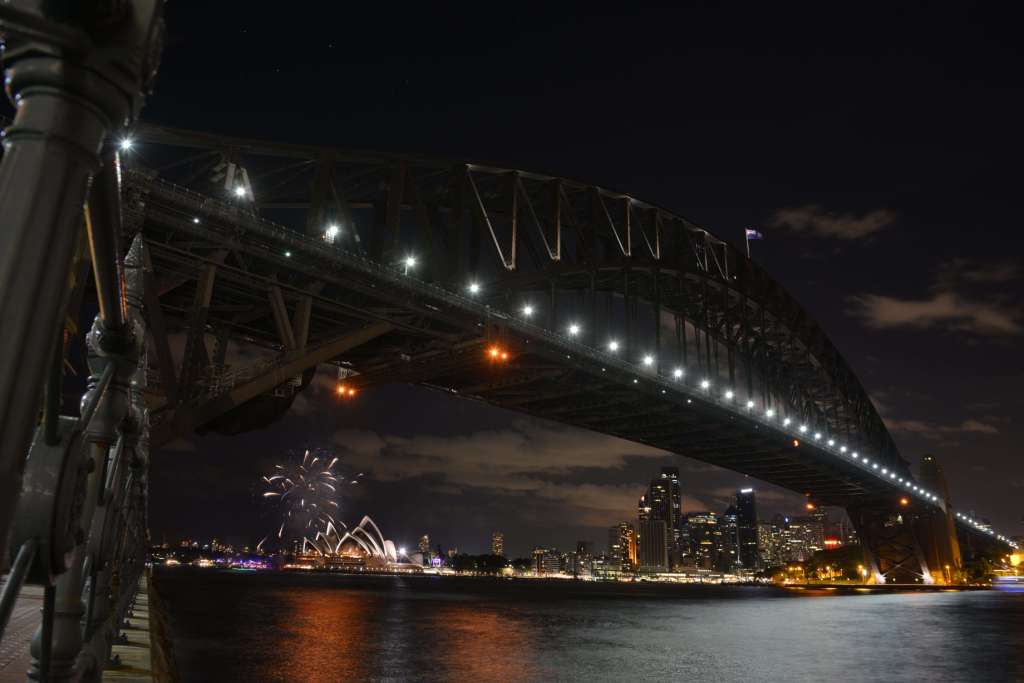 El puente de la bahía de Sídney y la cercana Ópera iniciaron la Hora del Planeta.