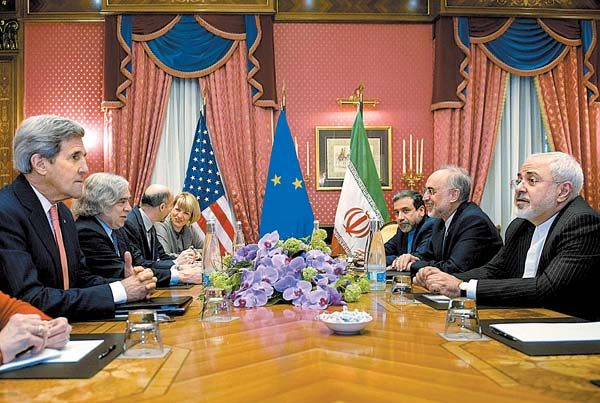 El secretario de Estado de EU (izq.), John Kerry, habla con su par iraní, Mohamad Javad Zarif.