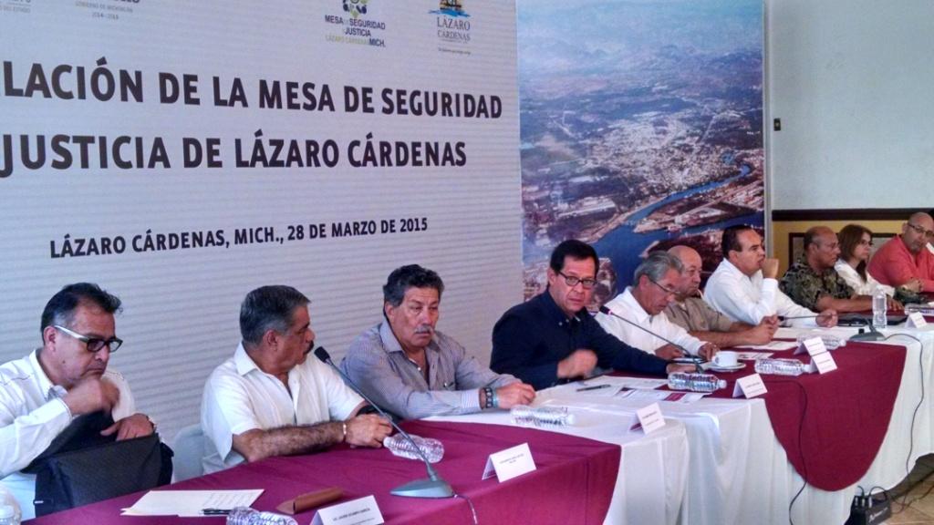 Subsecretario de Gobernación, Roberto Campa; gobernador de Michoacán, Salvador Jara; y general Felipe Gurrola, responsable del Grupo Especial Michoacá