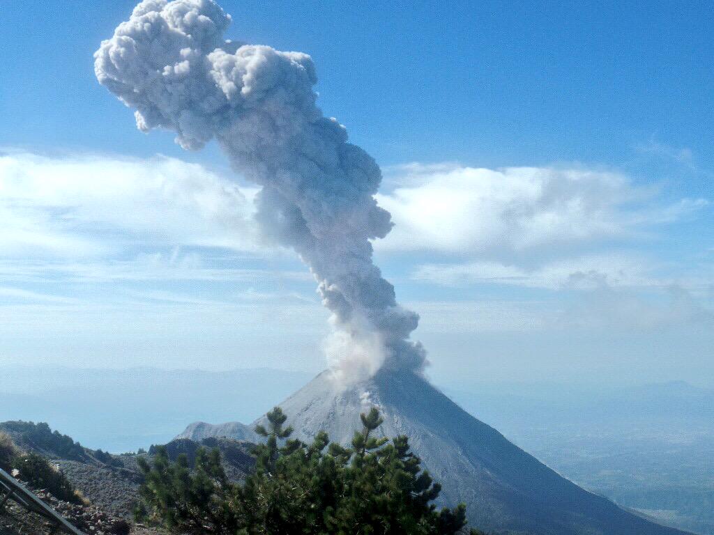 El Volcán de Colima lanzó tres fumarolas durante la mañana de este sábado.