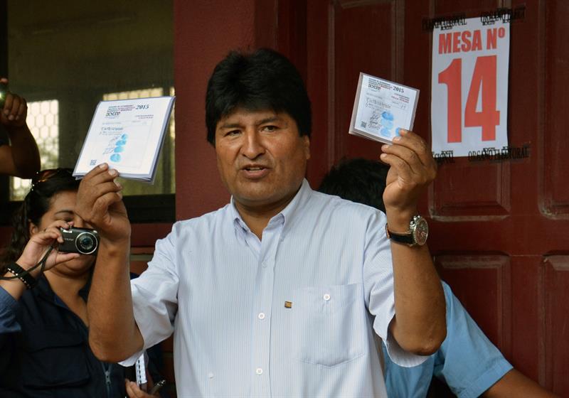 Evo Morales, al votar hoy en el colegio Villa 14 de Septiembre, en el municipio del mismo nombre, en el Chapare, región central de Cochabamba