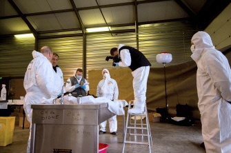 Expertos forenses de la gendarmería francesa para identificación de víctimas de desastres trabajan en una tienda en Seyne-les-Alpes