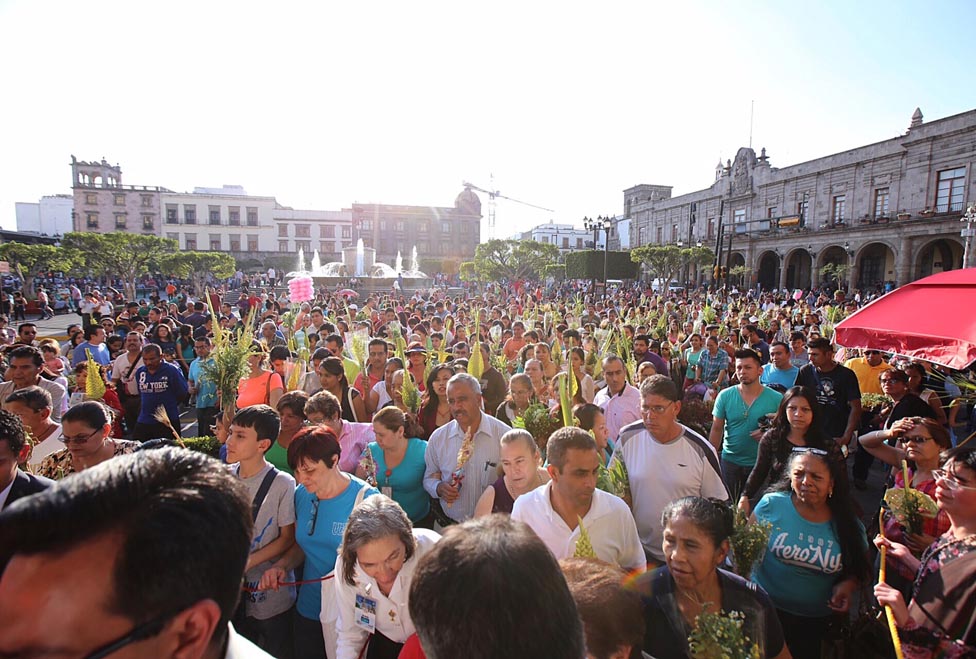 Fieles asisten a misa por la celebración del Domingo de Ramos 