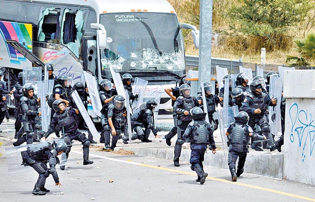 Muchos huyeron por las ventanillas de la unidad.