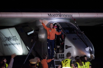El piloto Bertrand Piccard saluda desde el Solar Impulse 2, el único avión en el mundo impulsado por energía solar, antes de despegar en Mandalay