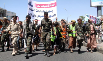 Rebeldes chiitas hutíes y seguidores toman parte en una manifestación contra la intervención militar en Yemen liderada por Arabia Saudí, en Taez