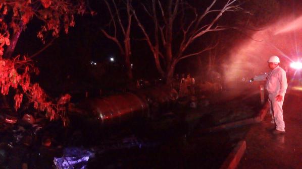 La volcadura y explosión de la pipa ocurrió cerca de las 10 de la noche en el kilómetro 77 y medio de la carretera Villahermosa-Coatzacoalcos el jueve