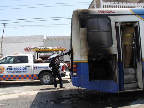 El incendio ocurrió en la parte de atrás del camión urbano. 
