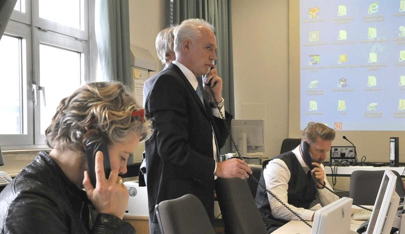 El encargado de la nueva comisión especial "Alpes", Roland Wolff (centro), al teléfono en el cuartel general de la policía en Düsseldorf 